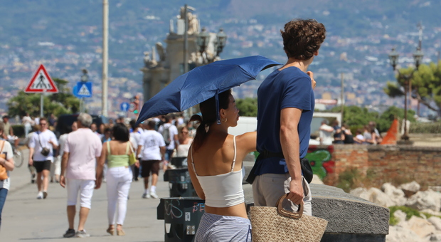 Napoli, turisti sul lungomare