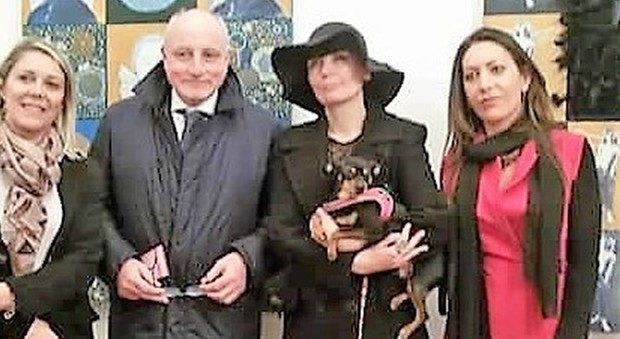 L'artista Barbara Karwowska (al centro, con il cappello nero) tra la curatrice della mostra Fedela Procacini (in rosso) e il console onorario della Polonia Dario dal Verme
