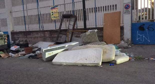 Napoli, cumuli di rifiuti sul cancello della scuola elementare ma nessuno interviene