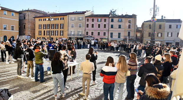 La manifestazione in piazza Venti Settembre degli studenti di Nolfi, Torelli, Apolloni e Polo 3