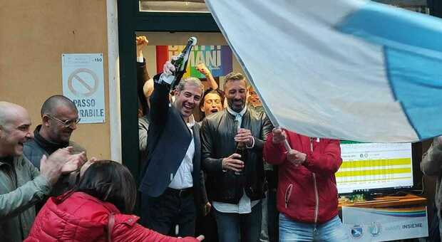 Il sindaco Rocchi festeggia la vittoria
