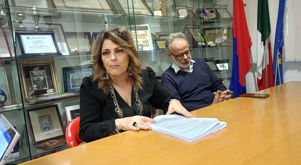 San Benedetto, la minoranza contro il sindaco: «Assunta una sua ex dipendente, sarà una funzionaria comunale»