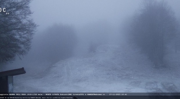 Fiocchi di neve a Monte Livata (foto da MeteoLazio, webcam di @ramsatwebcams)