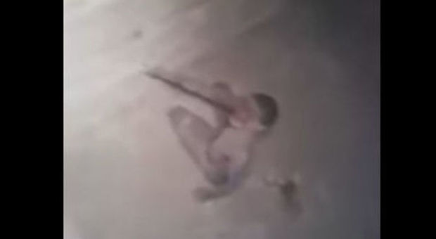 Donna incatenata al muro, completamente nuda in una fossa per 8 mesi: il motivo choc