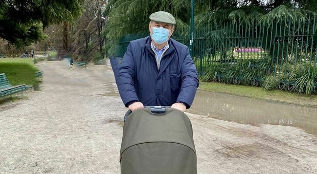 Gerry Scotti in versione nonno: su Instagram la foto con il passeggino