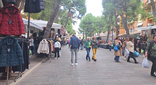 Mercato a Porto San Giorgio, le feste rilanciano gli acquisti: «Ma le famiglie puntano tutto sul risparmio»