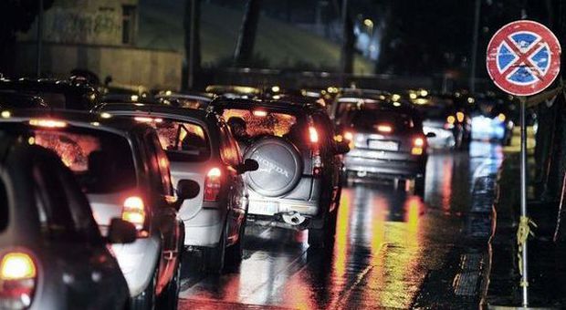 Roma, James Bond in fuga sul Lungotevere: ma il traffico si blocca in lunghe code