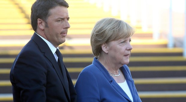 Migranti, Renzi: «Merkel e Hollande non ce la fanno da soli»