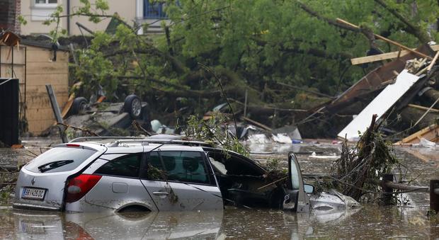 Germania e Francia travolte dal maltempo, almeno 10 morti. Parigi, la Senna fa paura: Louvre a rischio chiusura