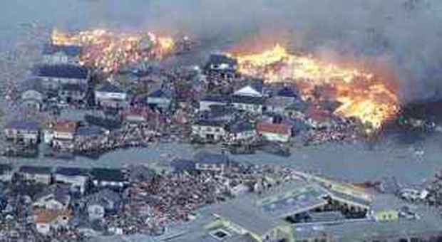 Case in fiamme a Natori (foto Yasushi Kanno, Yomiuri Shimbun - Ap)