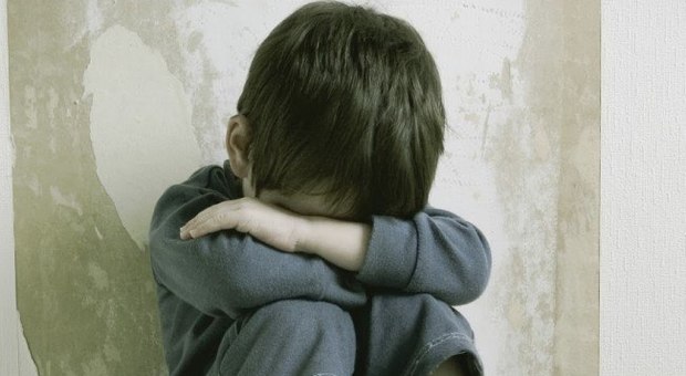 Violenza su bambino in bagno scuola: bidello arrestato nel Napoletano