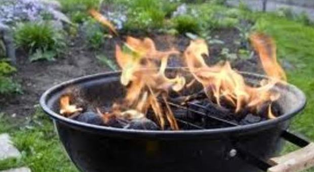 Ravviva il barbecue con l'alcol: viene avvolto dalle fiamme, casa distrutta