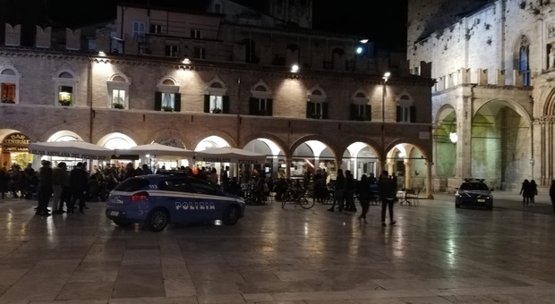 Ascoli, schiaffeggia la cameriera e scappa: arriva la polizia in piazza