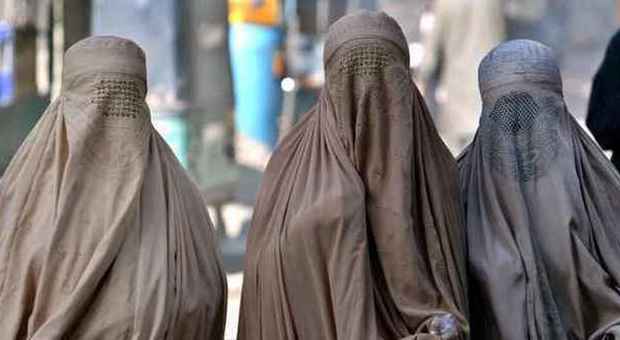 Multa fino a 10mila franchi per chi indossa il burqa o il niqab