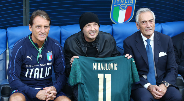 Nazionale, Mancini chiama Mihajlovic e gli consegna la maglia dell'Italia