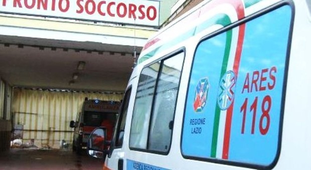 Roma, colpisce con la mazza da hockey camionista per una mancata precedenza e fugge: denunciato automobilista