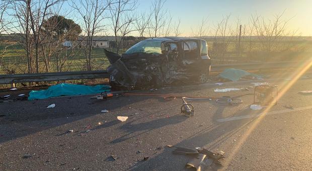 Incidente a Taranto, due auto contro un tir: tre morti e tre feriti gravi