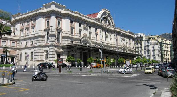 Napoli, lite finisce nel sangue alla Stazione di Mergellina: uomo gravemente ferito con cocci di bottiglia