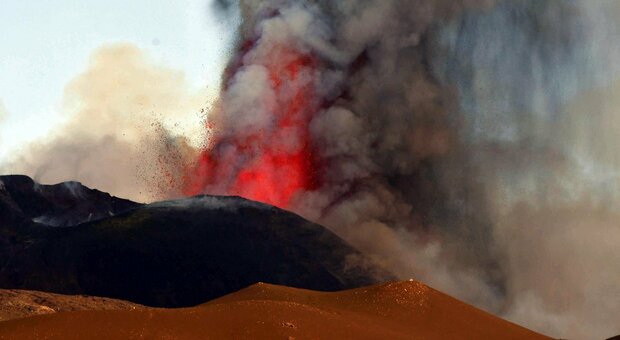 Etna, il vulcano si sta ricaricando di energia: boati ed esplosioni