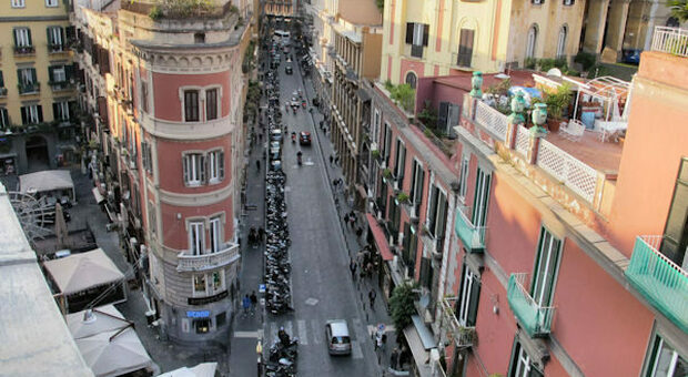 Napoli, pioggia di multe per la sosta selvaggia a Chiaia
