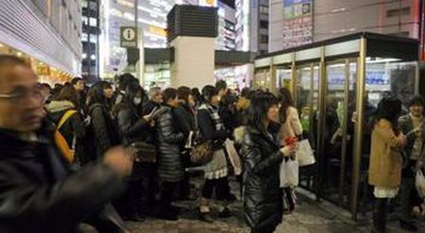 Tokio, interrotte le linee dei telefoni cellulari: in fila per telefon