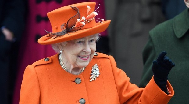 La regina Elisabetta si burla di alcuni turisti che non l'hanno riconoscono