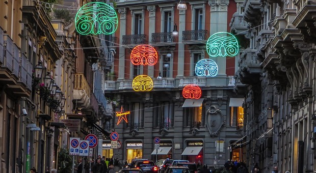 Napoli, a Chiaia è sempre Natale: luminarie ancora accese a metà febbraio