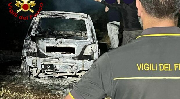 Auto incendiate, i Vigili del Fuoco spengono le fiamme a due mezzi: uno risulta rubato