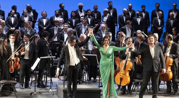 L'orchestra e gli interpreti di Rigoletto in scena al teatro San Carlo