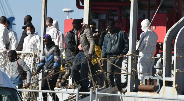 Migranti, Francia attacca di nuovo l'Italia: «Governo incapace di gestirli». Corte Europea condanna Parigi per «trattamento inumano» a due profughi