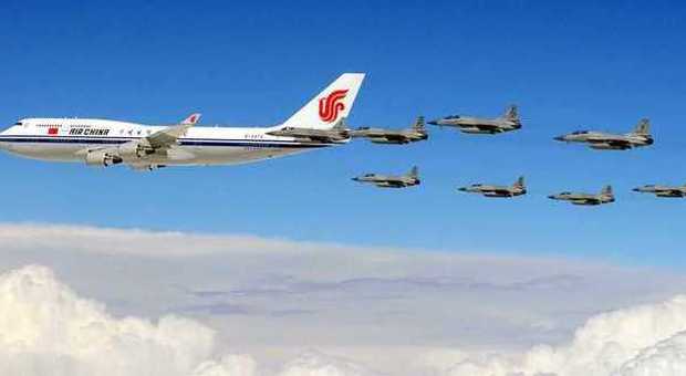 L'aereo del presidente cinese Xi Jinping superscortato in Pakistan
