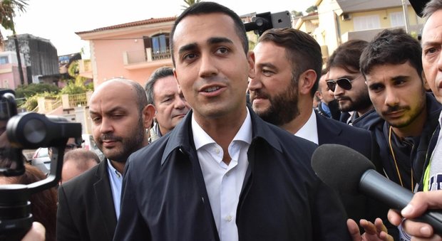 Di Maio sfida Renzi: confronto tv dopo il 5 novembre. Un iscritto M5S fa ricorso contro nomina leader grillino