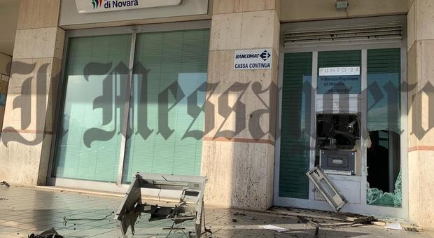 Latina, banditi fanno esplodere il bancomat al centro Le Torri
