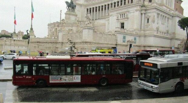 Malore su un autobus a piazza Venezia: uomo muore sotto gli occhi degli altri passeggeri