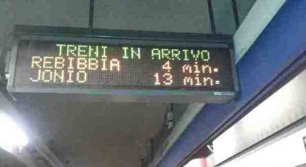 Metro B1, l'ira dei pendolari: «Mezz'ora di attesa per i treni diretti a Jonio»