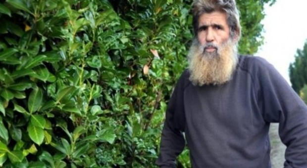 Francia, detenzione illegale di armi: sei mesi con la condizionale all'emiro bianco, l'imam Olivier Corel