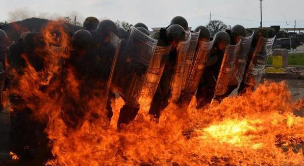 Aggressioni, molotov e disordini: l'esercitazione italiana in Kosovo