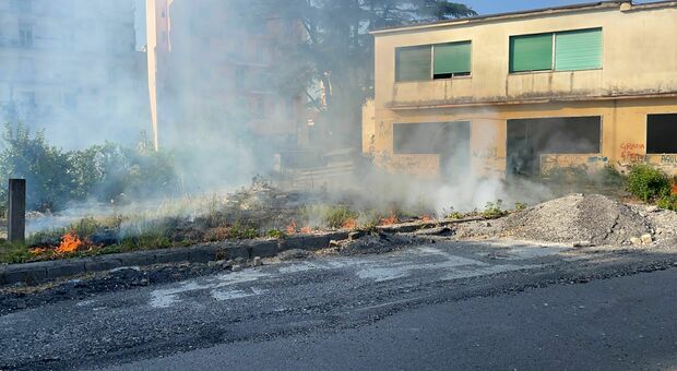 Angri: fiamme nell'ex scuola, cantiere ko tra degrado e rifiuti