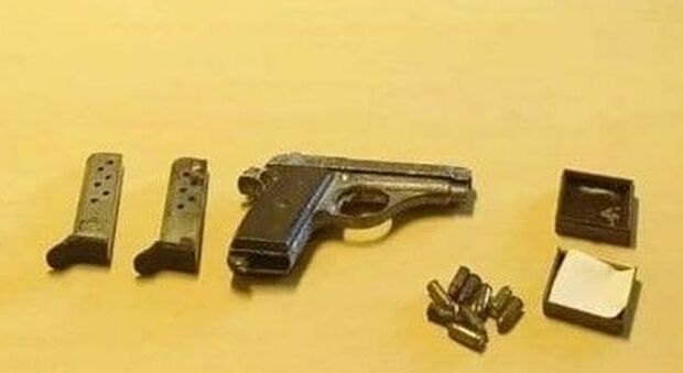 La pistola e i proiettili trovati in casa dell'anziana