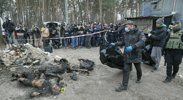 Ucraina, diretta: l'orrore di Bucha, trovata nuova fossa comune. Soldatesse ucraine «denudate e abusate dai russi»