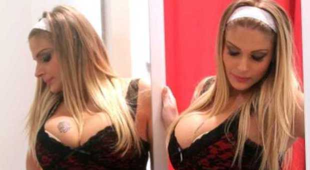Francesca Cipriani, strip in camerino mentre prova completini sexy