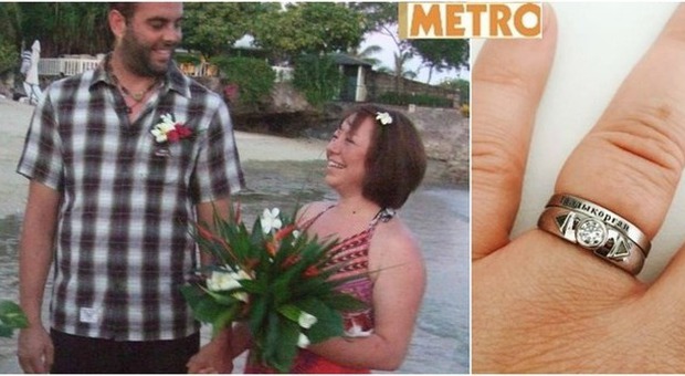 Chiede alla fidanzata di sposarlo e le regala un anello "speciale": ecco di cosa è fatto