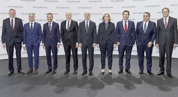 Il board di Volkswagen Group con al centro il ceo Matthias Mueller
