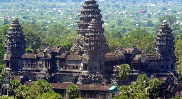 Il maestoso tempio di Angkor Wat immerso nella foresta pluviale