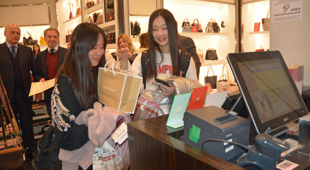 Al “Leonardo da Vinci” i passeggeri cinesi possono fare shopping con "Wechat Pay", primo scalo in Italia
