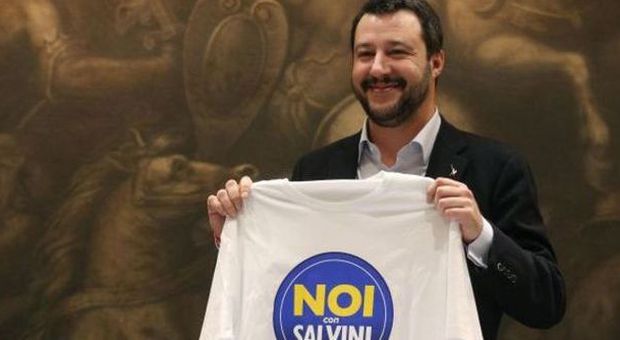 Matteo Salvini con il simbolo