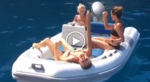 Alessia Marcuzzi in barca con la piccola Mia