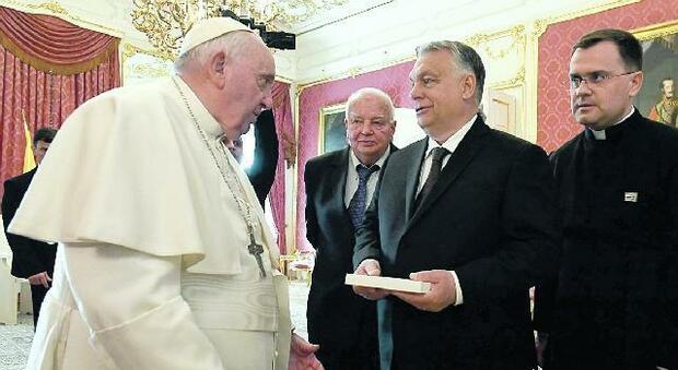 Il Papa da Orban, l'alleato dello Zar «Dove sono gli sforzi per la pace?»