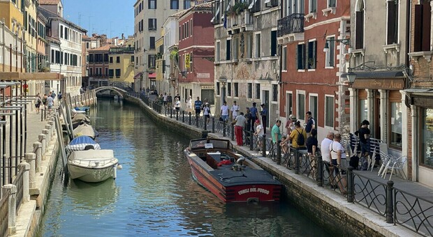 Venezia, l'Unesco: «Inserirla nella lista dei patrimoni a rischio, rischio danni irreversibili da turismo e clima»