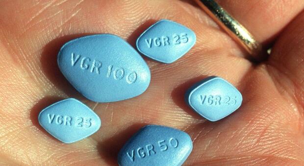 In valigia aveva 80 pastiglie di Viagra "proibito": «È per un amico»